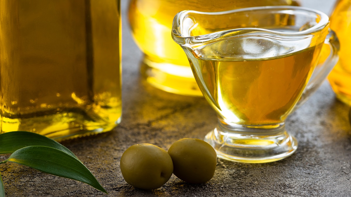 the healthiest cooking oil options and heart-friendly oils for cooking healthy, everyday meals at home, in a kitchen pantry